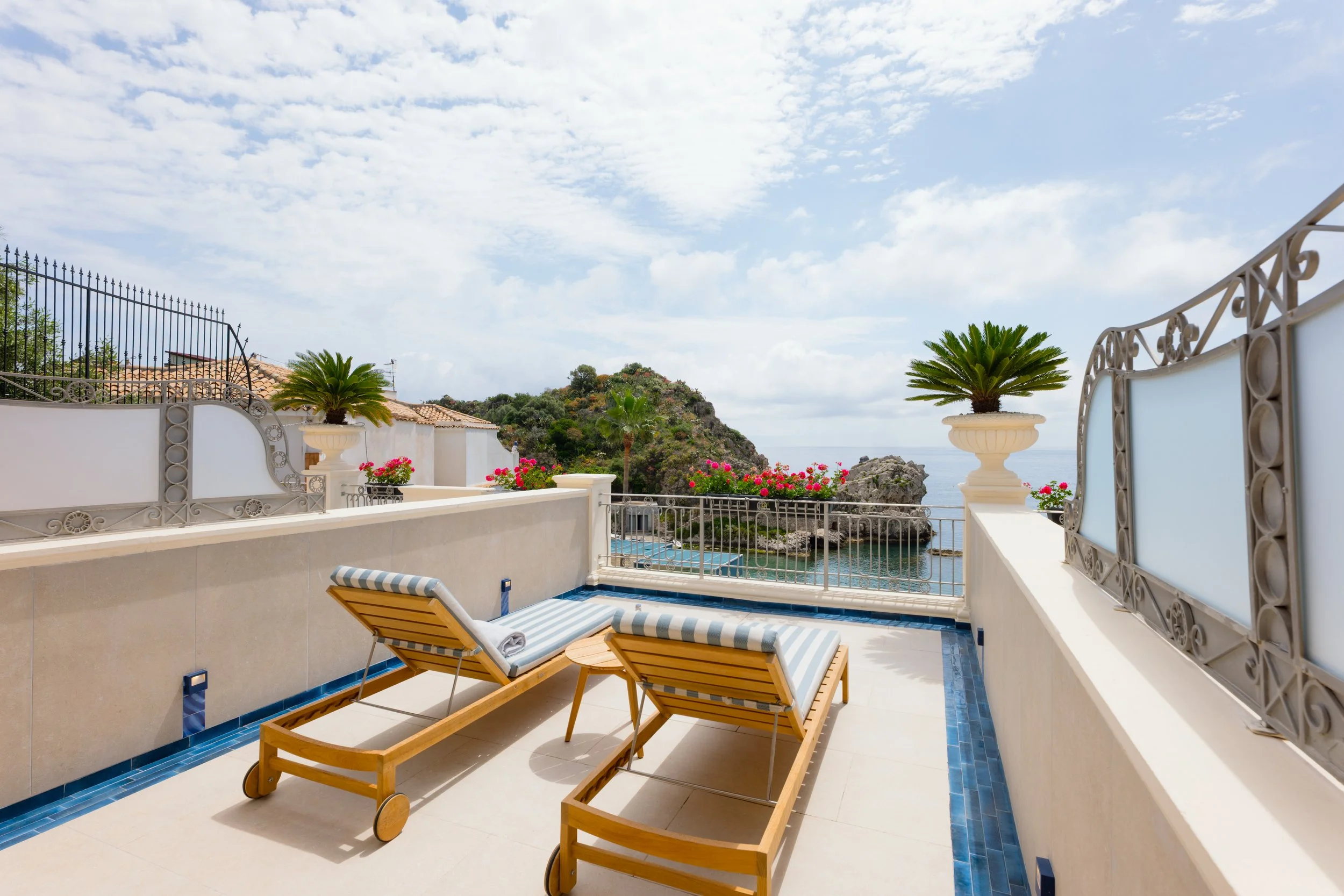 VRetreats Mazzar&ograve; Sea Palace — Executive Sea Suite detail photography