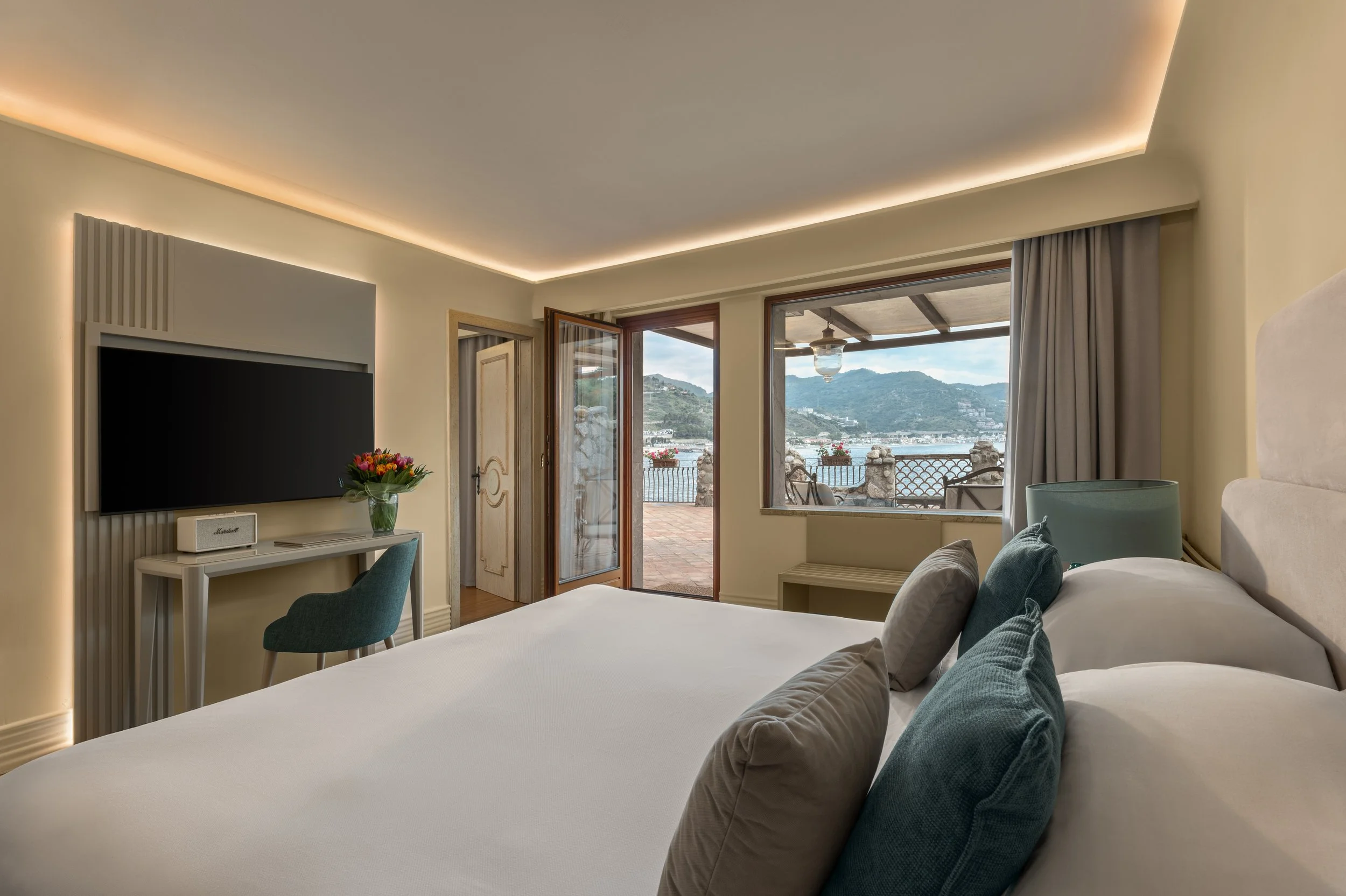 VRetreats Atlantis Bay — Executive Sea View Suite living area photography